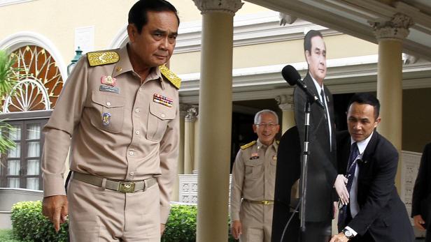 Thailands Regierungschef verwies auf eine Pappfigur als Ansprechperson.