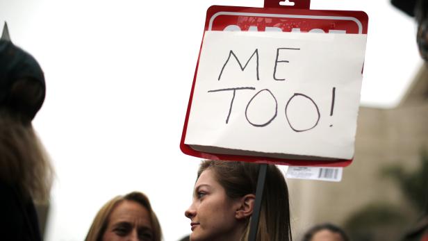 Eine Frau bei einem #metoo-Protest in Hollywood im November 2017.