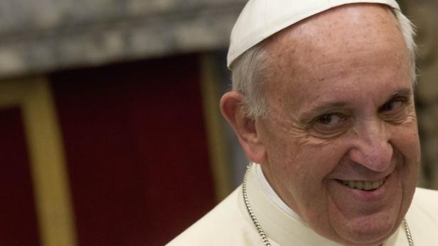 Nahaufnahme von Papst Franziskus, der lächelt.