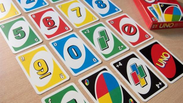 Uno ist ein US-Spiel, dessen Ziel es ist, seine Karten möglichst schnell abzulegen.