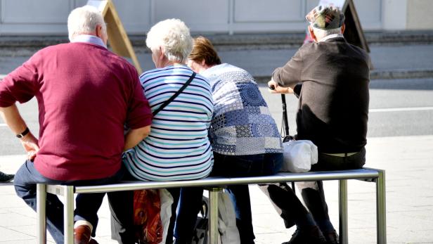 ABD0005_20171005 - SALZBURG - ÖSTERREICH: THEMENBILD - Pensionisten sitzen am Mittwoch, 4. Oktober 2017, in Salzburg auf einer Bank in der Sonne. - FOTO: APA/BARBARA GINDL