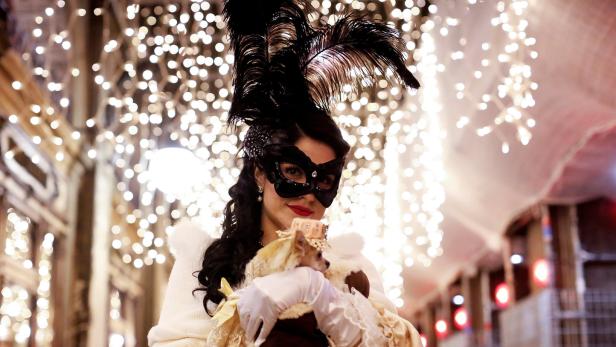 Am Rande des Karnevals von Venedig finden zahlreiche Maskenbälle statt
