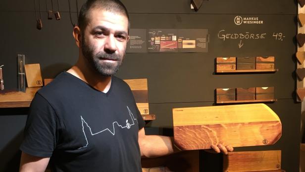 Holzkünstler Markus Wiesinger in seinem Geschäft in Rust