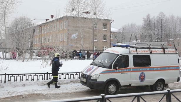 Einsatzkräfte vor der Schule in Perm