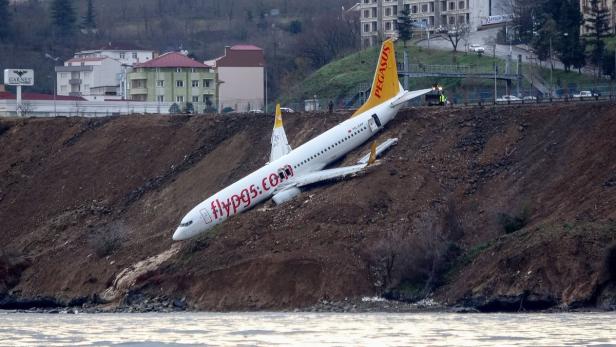 Die Pegasus Airlines Boeing 737. Die Passagiere blieben unverletzt.