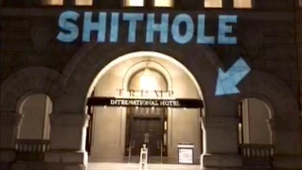 „Drecksloch“-Protest: Licht-Installation auf den Eingang des Trump International Hotels in Washington.