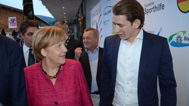 Eines der wenigen Fotos von Sebastian Kurz mit Angela Merkel