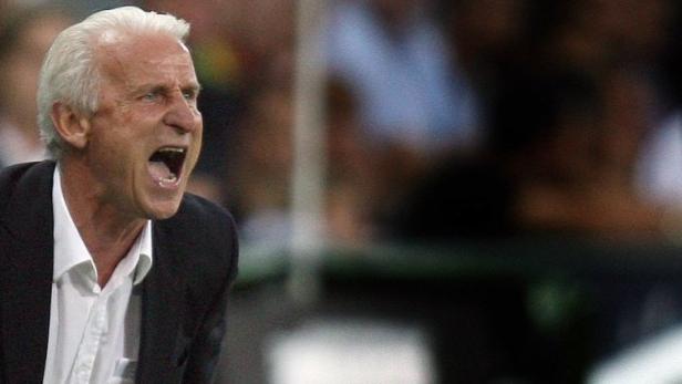 Red Bull Salzburg&#039;s coach Giovanni Trapattoni shouts during their second qualifying round, second leg UEFA Champions League soccer match against FC Zurich at the Red Bull stadium in Salzburg, August 2, 2006. REUTERS/Dominic Ebenbichler (AUSTRIA)