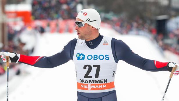 Ein Langläufer mit der Startnummer 27 beim Weltcup in Drammen.