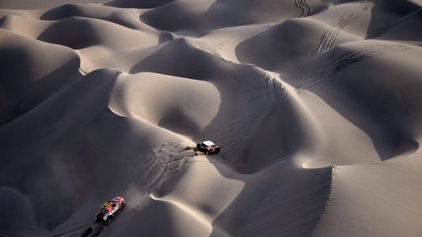 Folgen Sie mir unauffällig! Auch Rivalen, wie hier Ford-Pilot Martin Prokop und Mini-Star Mikko Hirvonen, tun sich auf den tückischen Abschnitten durch die Wüste hin und wieder zusammen.