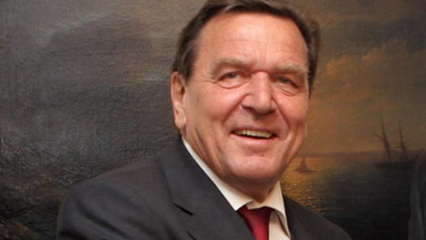 Gerhard Schröder genmießt seine neue Liebe