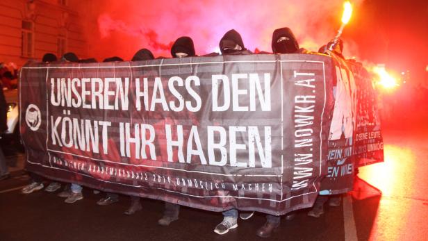Der &quot;Schwarze Block&quot; bei der Demonstration gegen den umstrittenen Akademikerball der Wiener im Jahr 2014.