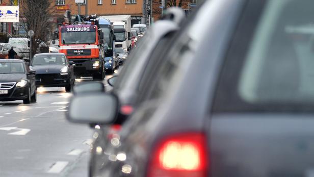 ABD0008_20170221 - SALZBURG - : THEMENBILD: Illustration zum Thema Verkehr/Stau - Eine Autokolonne am Dienstag, 21. Februar 2017, in der Stadt Salzburg. - FOTO: APA/BARBARA GINDL