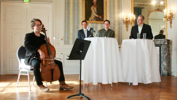 Die Privatstiftung Esterházy stellte das Programm für die Liebhaber-Conzerte 2013 sowie ein historisches Cellos aus dem 18. Jahrhundert vor, das nun restauriert wurde. (Im Bild: Michael Stahel, Cellist, Dr. Florian T. Bayer, Leitung Sammlung Privatstiftung Esterházy, Nico Trees, Musikwissenschaftlicher Berater, Robert Tannenbaum, Musikalischer Intendant Esterházy Privatstiftung, v. li.)