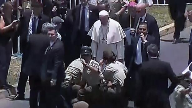 Papst Franziskus bückte sich über die verletzte Polizistin