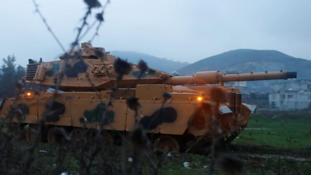 Einer der Panzer, die die Türkei in die Grenzregion verlegte