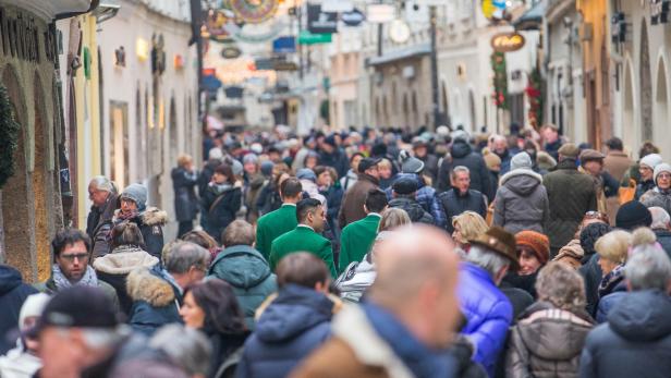 In der Getreidegasse wird es an den Samstagen vor Weihnachten richtig eng