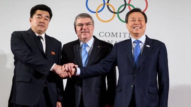 Kim Il Guk (Nordkorea, li.), Thomas Bach (Mitte), Do Jong-Whan (Südkorea, re.).