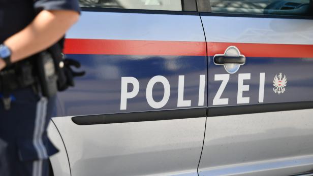 Die Tür eines österreichischen Polizeiautos mit der Aufschrift „Polizei“.
