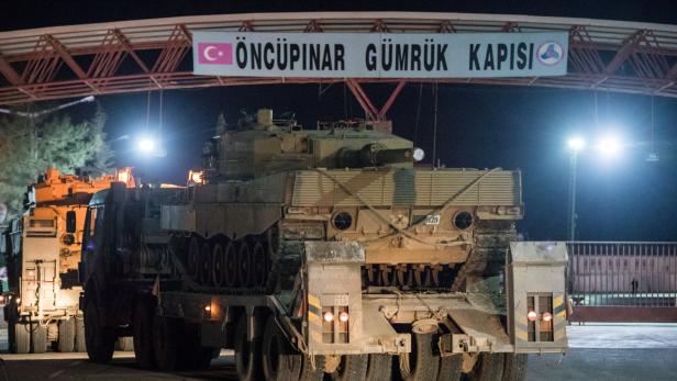 Türkische Militärfahrzeuge haben die Grenze überquert
