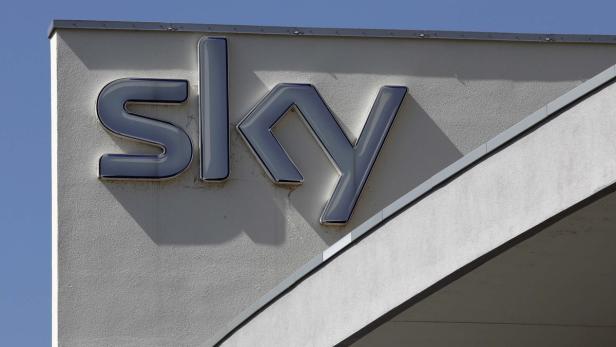 Das „Sky“-Logo an einer weißen Gebäudefassade.