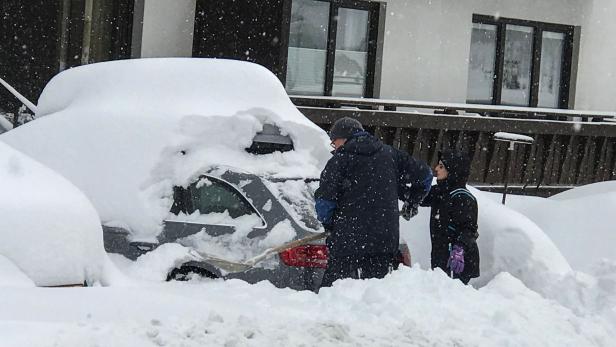 Schneeschaufeln war in Westösterreich angesagt. Mit dem vielen Niederschlag stieg auch die Lawinengefahr in den Bergen