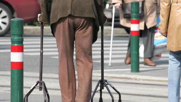 Muskelschwäche macht Senioren wackelig auf Beinen