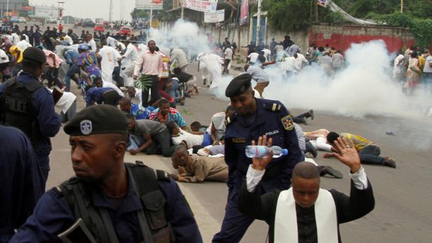 Trängengas gegen Demonstranten in Kinshasa.
