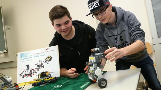 Daniel Modre (l.) und Jakob Greiner mit dem standhaften Lego-Roboter