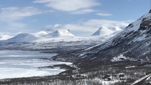 Besondere Berge: Das „Lappentor“ im Abisko Nationalpark ist eine Haupt-Sehenswürdigkeit Schwedisch-Lapplands und liegt auf der Traumroute nach Narvik in Norwegen