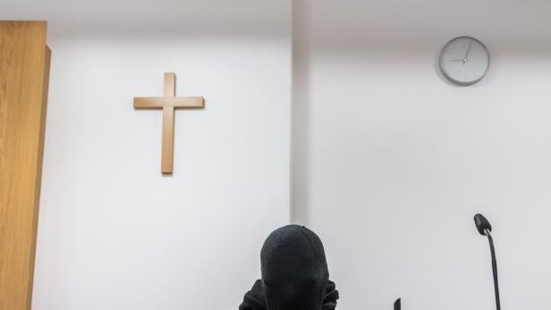 Ein Angeklagter unter dem Kreuz (Symbolbild)
