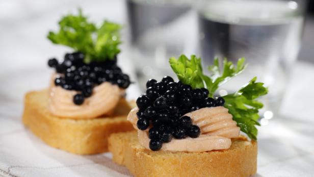 Kaviar auf Toast.
