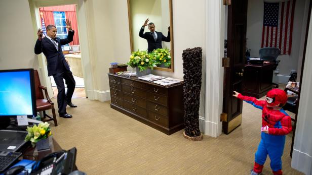 WER FÜRCHTET SICH VOR SPIDERMAN? Hände hoch, Mr. President! Der Sohn eines Mitarbeiters des Präsidenten, darf sich schon einmal einen Spaß mit Papas Chef erlauben (2012).