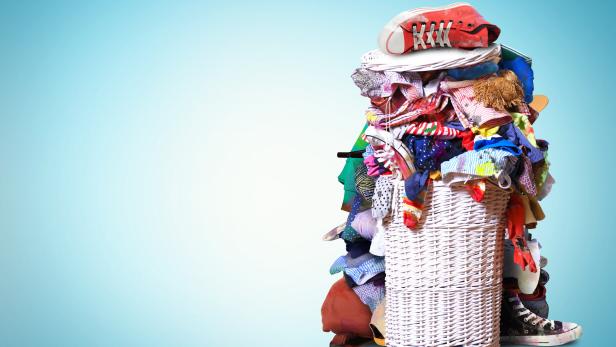 Ein Berg voller Wäsche – doch nicht alles muss ständig in die Waschmaschine.
