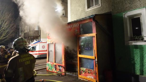 Einbrecher legten in Geschäft Feuer