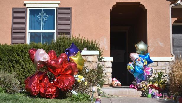Ballone und Blumen vor dem Haus in Perris, Kalifornien.