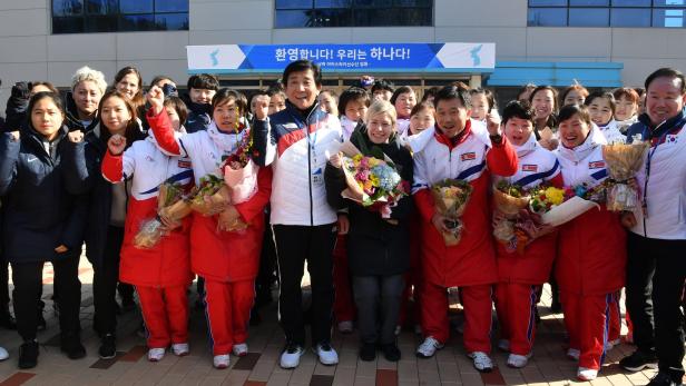 Für nordkoreanische Eishockey-Spielerinnen gab es einen ordentlichen Empfang.