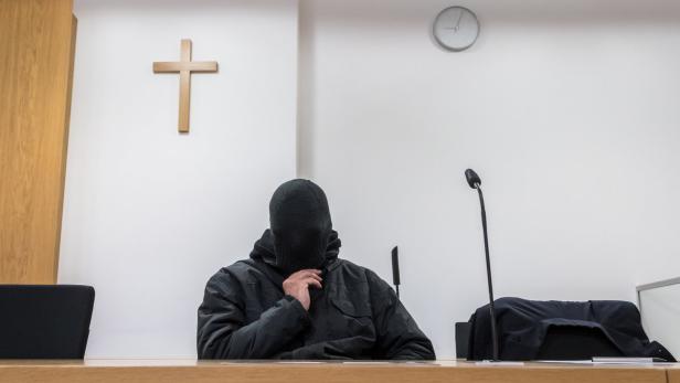Der angeklagte ehemalige Priester im Gerichtssaal des Landgerichts in Deggendorf (Bayern).
