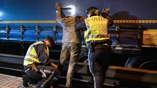Polizisten bei der Festnahme eines Flüchtlings im Rahmen einer Güterzugkontrolle am Bahnhof Steinach am Brenner.