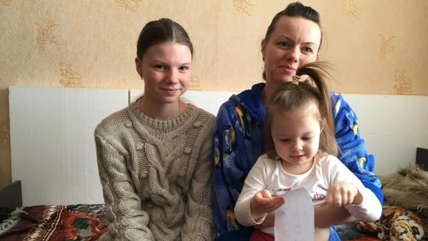 Switlana spart bei sich, um ihren Töchtern Katya und Lewa ein wenig Normalität zu vermitteln.