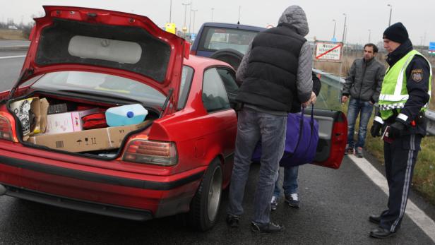 Kontrollen finden täglich statt. Im Jahr 2012 wurden 688 Personen festgenommen und 47 Fahrzeuge beschlagnahmt.