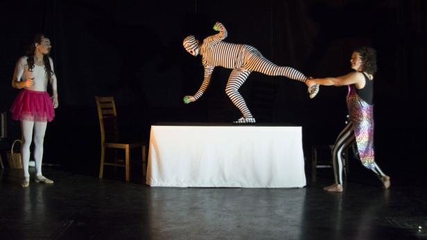 Szenenfoto aus dem Zirkustheaterstück „Picknick for One“ vom Verein Artist Street