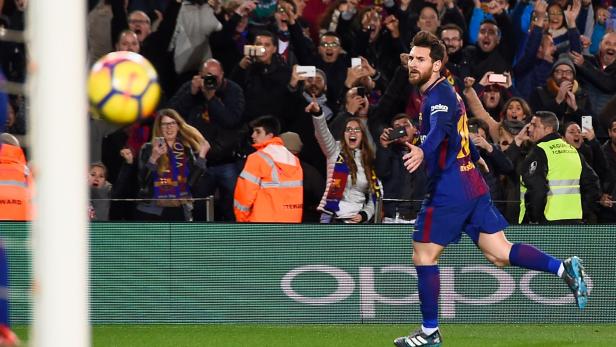 Lionel Messi zirkelte einen Freistoß ins Alaves-Netz zum 2:1-Endstand.