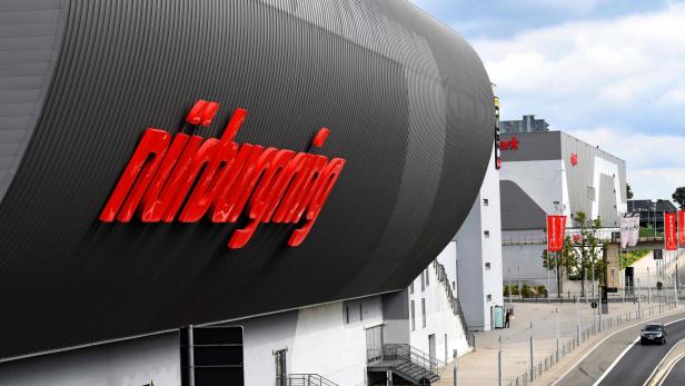 Das rote „nürburgring“-Logo an der Fassade eines Gebäudes.