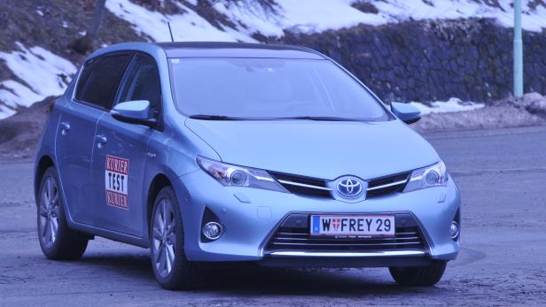 Ein hellblauer Toyota Auris steht auf einer Straße.