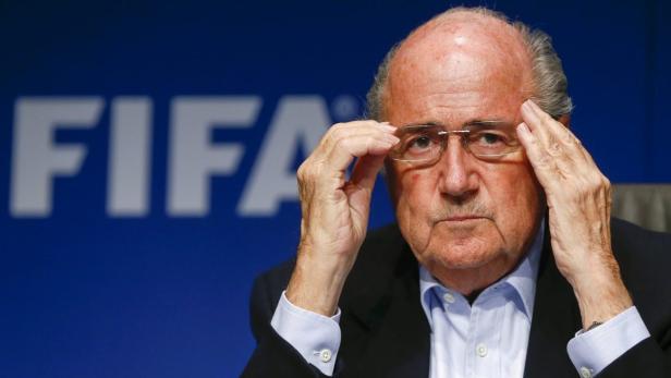 Sepp Blatter bei einer Pressekonferenz vor einem FIFA-Hintergrund.