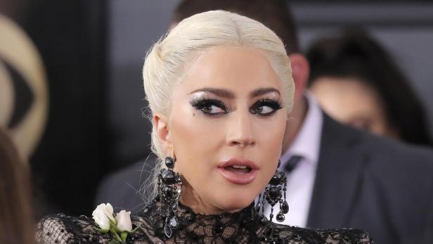 Die Fotografen mussten schon zwei Mal hinsehen, um Lady Gaga (31) auf dem roten Teppich der Grammys zu erkennen.