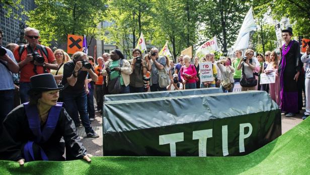 Handelspakt und Totengräber: TTIP-Protest in Amsterdam