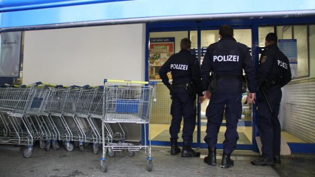 Lidl in der Quellenstraße überfallen, Wien, Verkäuferinnen in Transportbox eingesperrt