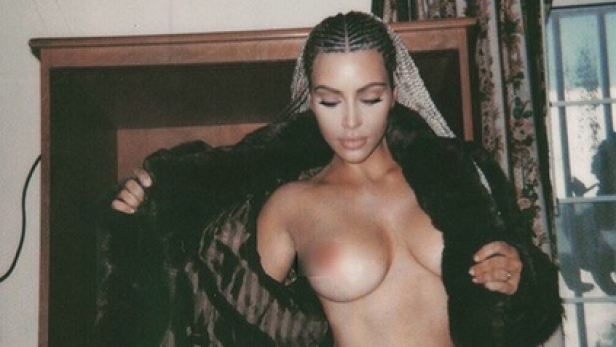 Kim Kardashian regt mit pikantem Pelz-Foto auf